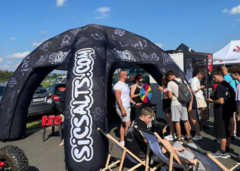 Event w plenerze z namiotem i leżakami obrandowanymi logo