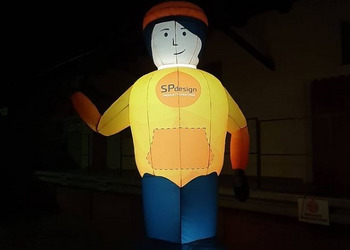 Świecąca w ciemności reklama pneumatyczna - machacz z logo na ubraniu