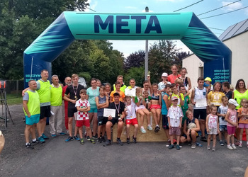 Uniwersalna brama wielokąt z napisem META