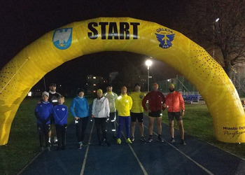 Żółta brama w kształcie łuku, na środku napis START