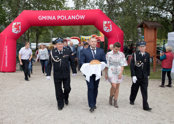 Czerwona brama z nadrukiem sponsora na uroczystości lokalnej