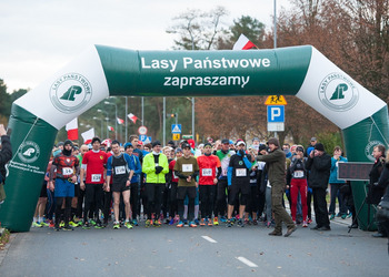 Biało-zielona brama pneumatyczna na zawodach biegowych