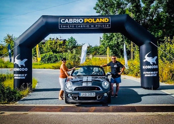 Brama dmuchana wielokąt z nadurkami sponsorów imprezy motoryzacyjnej